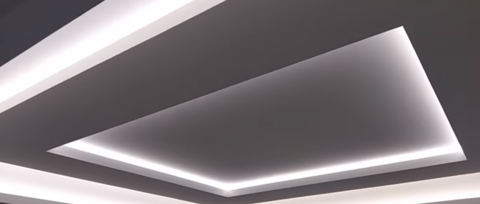 Квадрат от пометен гипсокартон в многослоен таван