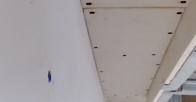 Металната рамка е обшита с гипсокартон