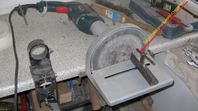 Шлайфане на въглеродна пръчка от батерия