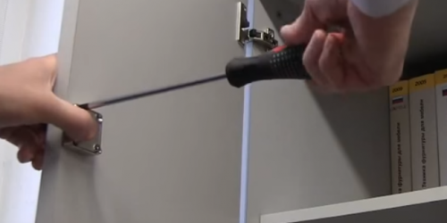 Завийте ключалка за мебели в шкаф