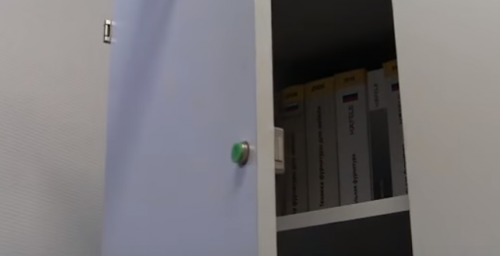 Поставяне на мебелна брава в шкаф монтаж във врата