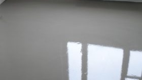 Дебелината на пода с топла вода