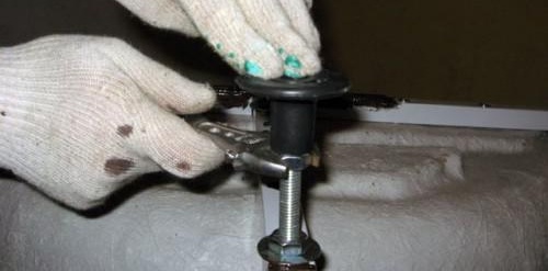 Разкрийте краката на палета