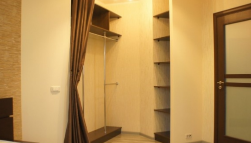 Ъглова съблекалня от гипсокартон със завеса