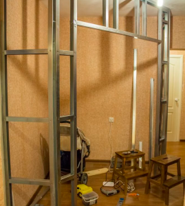 Ъглова съблекалня от гипсокартон - разделителна рамка