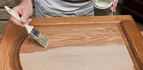 Грундирайте мебелните повърхности