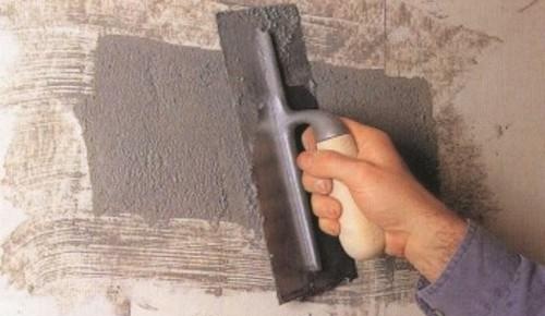 Покрийте дупка в стената с шпатула