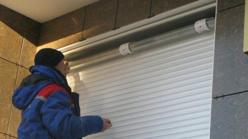 Замръзнали ролетни щори