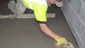 Изливане на бетонна замазка