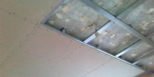 Двуетажен таван от гипсокартон с периметърно осветление