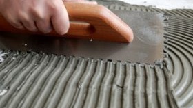 Изравняване на пода с лепило