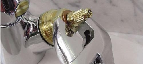 Развийте крана с гаечен ключ