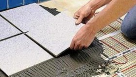 Изравняване на пода с лепило