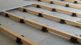 Изравняване на пода без замазка