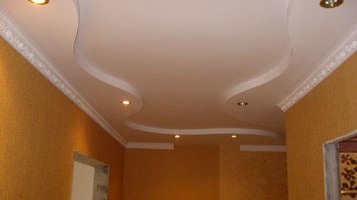 Гофриран гипсокартон на тавана в коридор 2