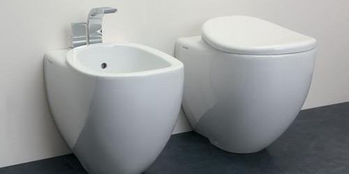 прилежаща тоалетна