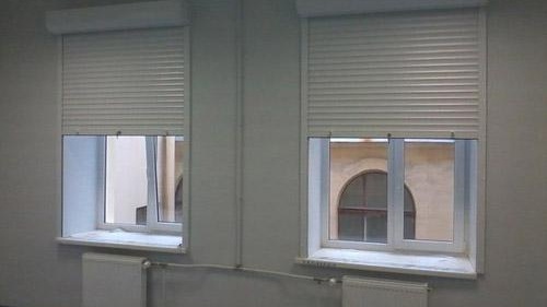 Ролетни щори в апартамента до прозорците