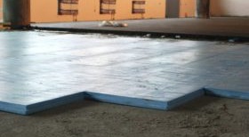 Изливане на бетонна замазка