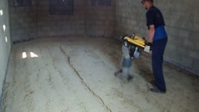 Изливане на бетонна замазка