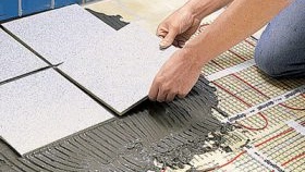 Плочки на топъл под в банята