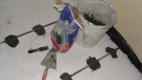 Изравняване на пода с лепило