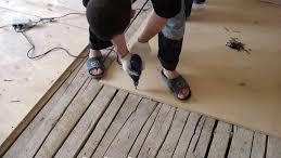 Изравняване на пода с шперплат