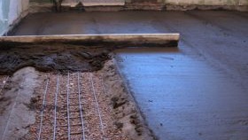 Изливане на бетонна замазка