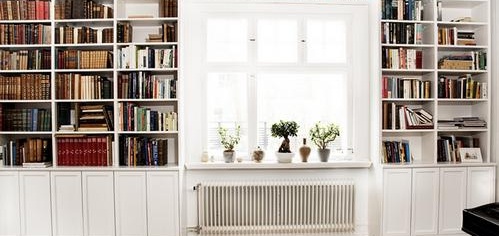 Шкафове в детската стая около прозореца