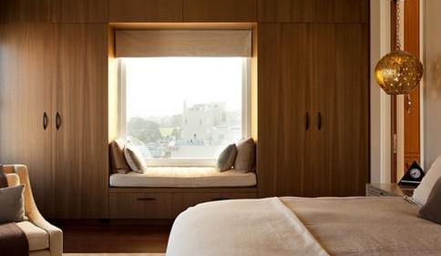 Шкафове около прозореца на спалнята