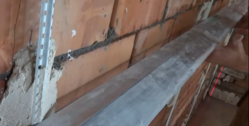 Замажете стената по водещите маркери