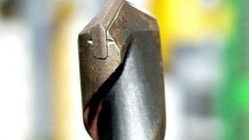 Бормашина с вложка за работа с бетон