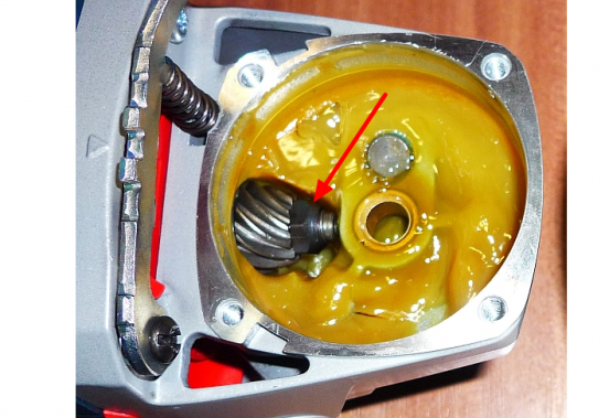 Монтиране на задвижващото зъбно колело към вала на ротора с гайка