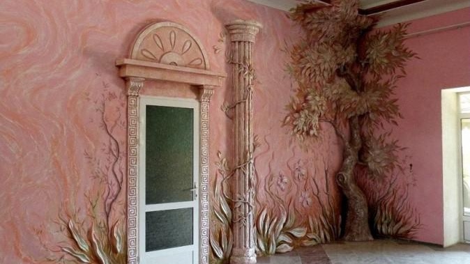 Декорация на стени с декоративна мазилка и боя