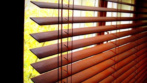 Хоризонтални щори на дървена дограма