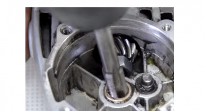 Как да премахнете клетка на иглен лагер от глух отвор