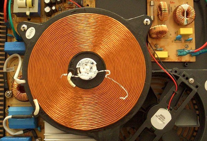 Изглед на електромагнитния индукционен плот отвътре