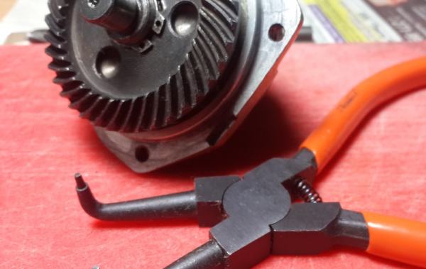 Инструмент за отстраняване на скоби