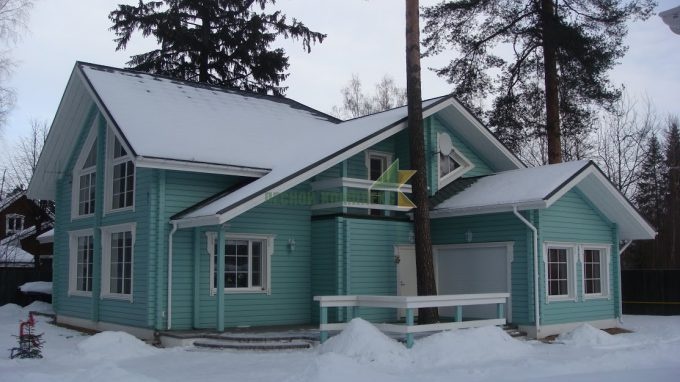 къща от слепен дървен материал