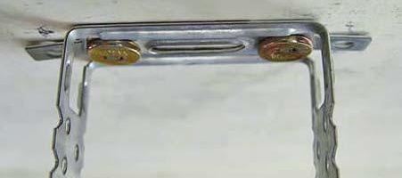 Закрепване с клиновидни шпилки към окачването