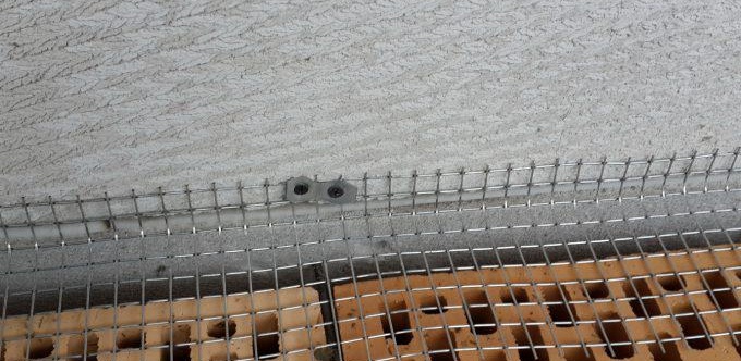 Закрепване на мрежата към блока от пяна