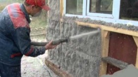 нанесете ecowool върху стената