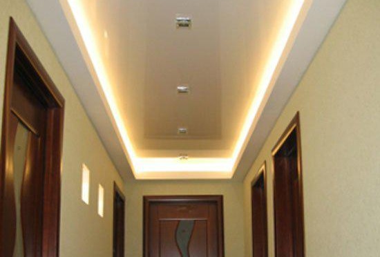 коридорно осветление с опънати тавани