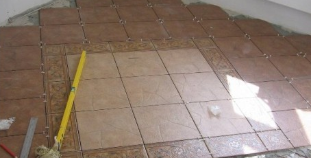 поставете подови плочки