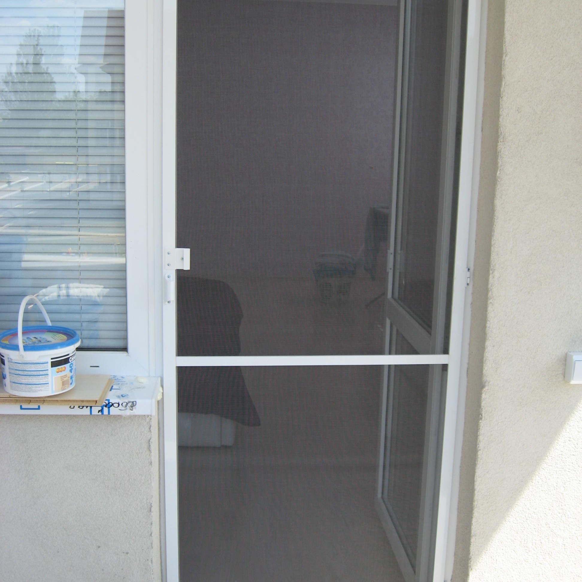 Поставете мрежа против комари на врата