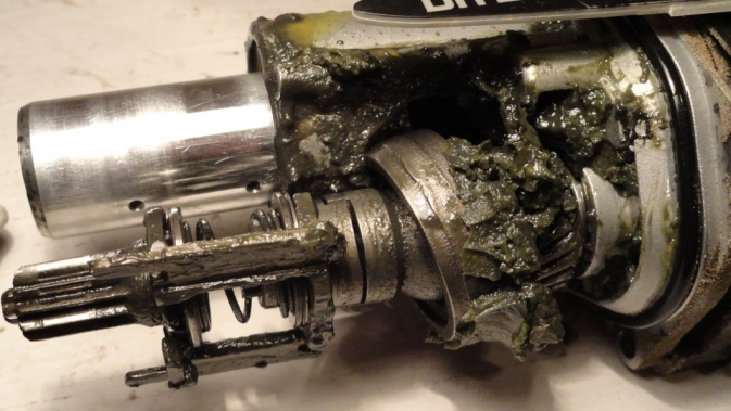 Междинният вал е сглобен и поставен във вътрешния корпус