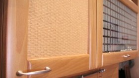 използвайте керамични плочки или ратан