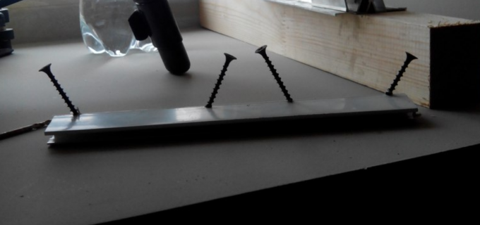 напрежение със самонарезен винт