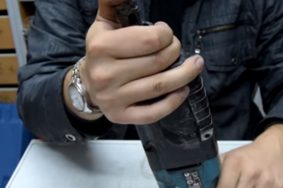 отстраняване на капака на скоростната кутия