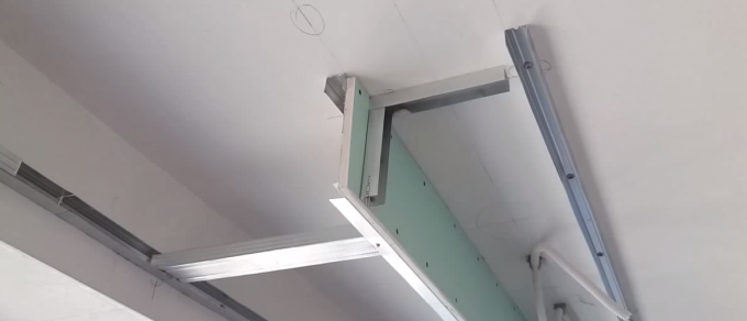 Стелаж от другата страна на нишата