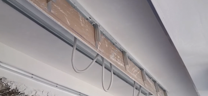 Вертикални стелажи за създаване на ниша